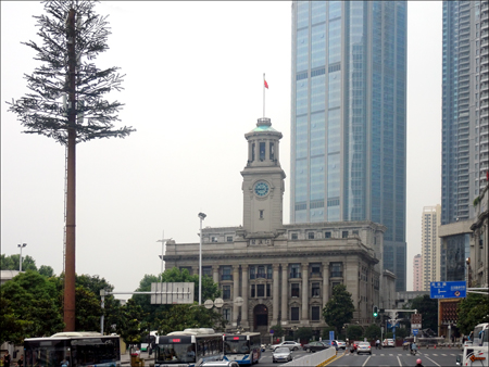 Hankou's Custom House, built in 1922. Notice the 
													 well-camoflaged communications tree on the left.
