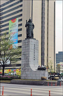 Statue of Admiral Yi Sun-sin