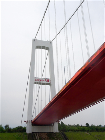 Xiling Yangtze Bridge connecting Sandouping and Letianxia