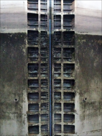 Doors closing in the lock at the Three Gorges Dam